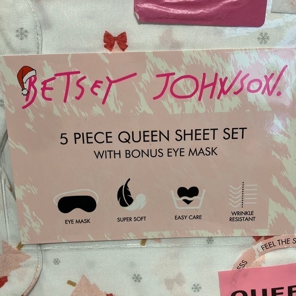 NEW! BETSEY JOHNSON QUEEN SIZE PINK CHRISTMAS TREES WITH BOWS SHEET SET - Picture 3 of 7